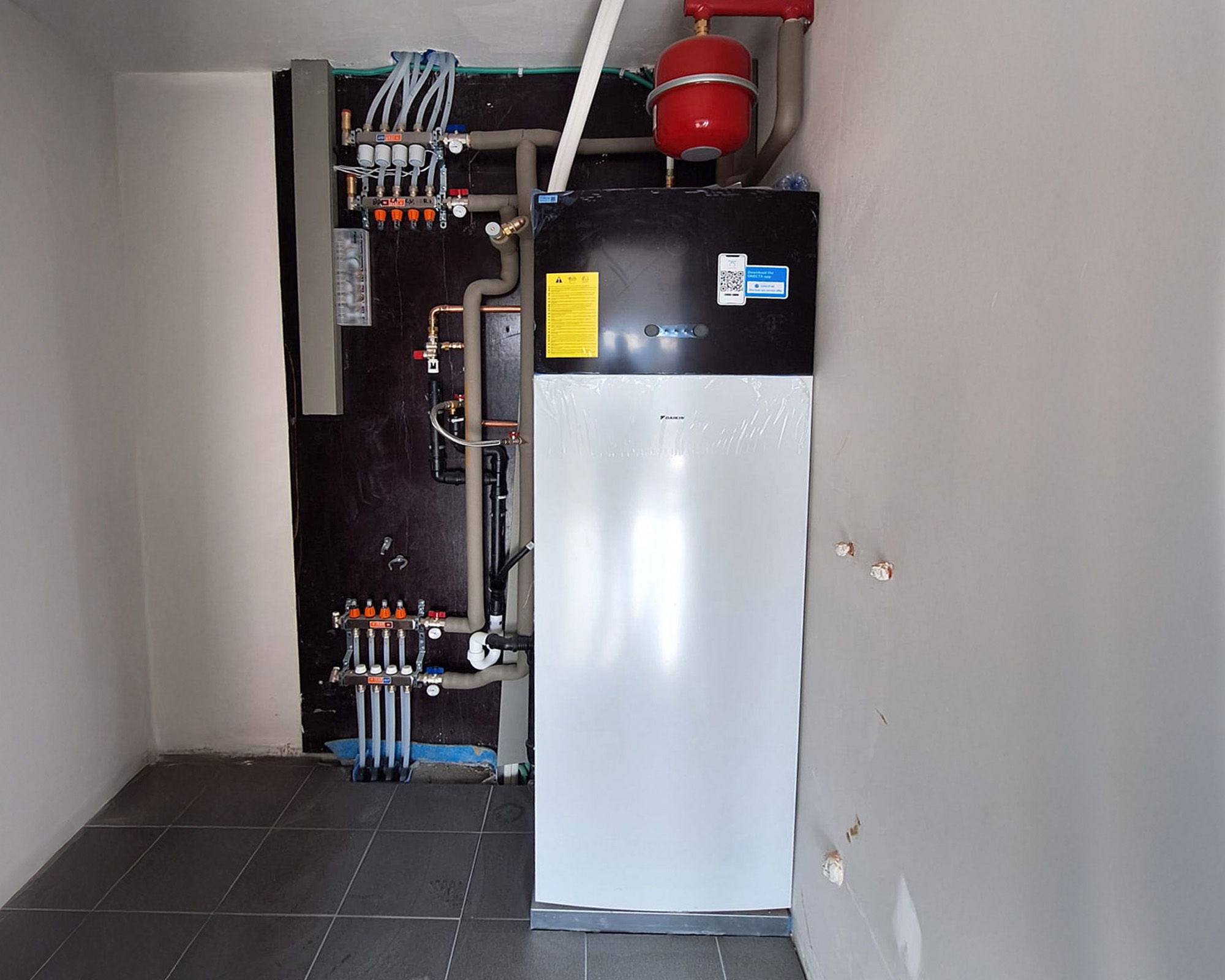 De steeds warmere zomers vragen om een doordachte manier van koelen. Dankzij de combinatie van een lucht-water warmtepomp, vloerverwarming en ventilatiesysteem D geniet je van een aangenaam binnenklimaat in je woning, zonder in te boeten aan energie-efficiëntie.